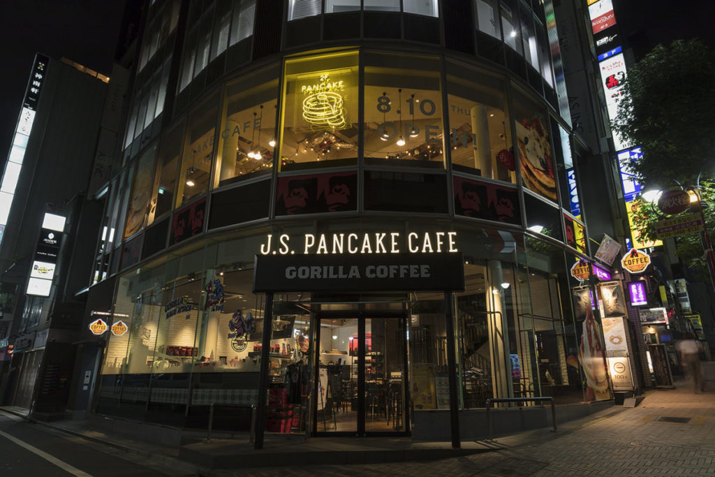 J.S. PANCAKE CAFE外観（夜）画像
